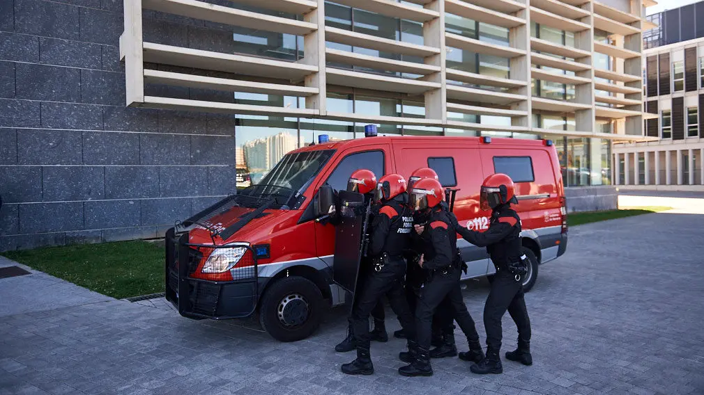 Simulacro de atención sanitaria de urgencia tras un asalto terrorista en la Biblioteca de Navarra, con miembros de Policia Municipal, Policia Foral y Guardia Civil. MIGUEL OS..S