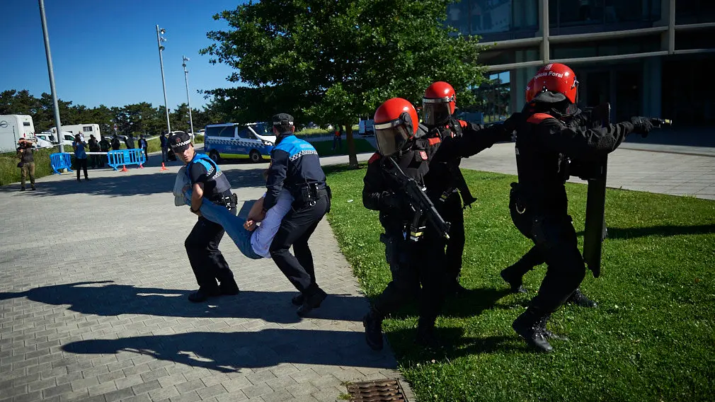 Simulacro de atenci..n sanitaria de urgencia tras un asalto terrorista en la Biblioteca de Navarra, con miembros de Policia Municipal, Policia Foral y Guardia Civil. MIGUEL OS..S