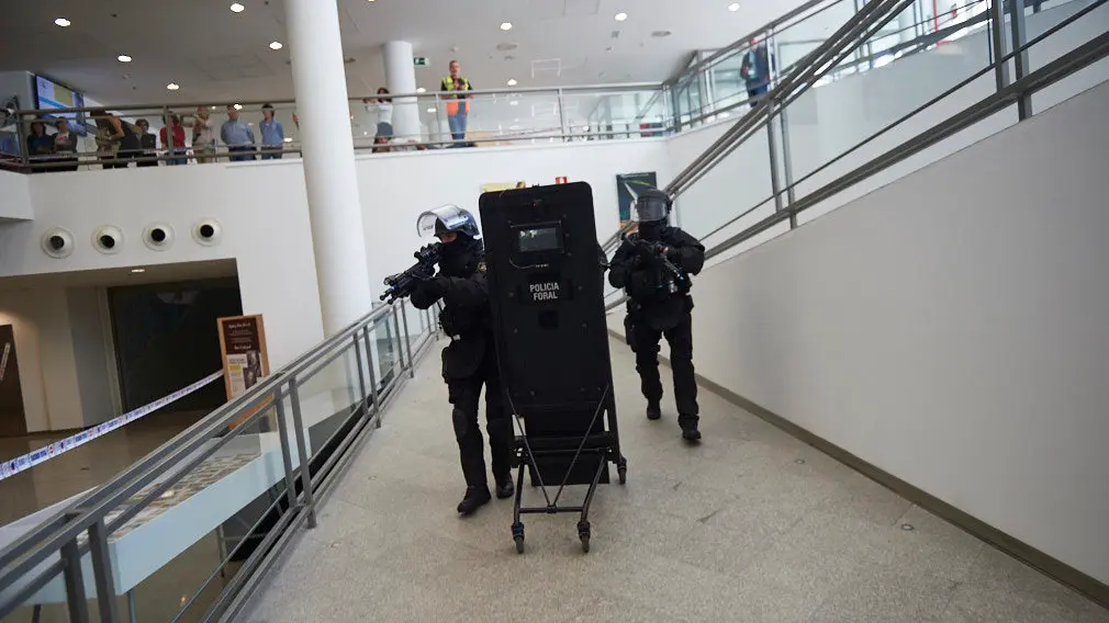 Simulacro de atenci..n sanitaria de urgencia tras un asalto terrorista en la Biblioteca de Navarra, con miembros de Policia Municipal, Policia Foral y Guardia Civil. MIGUEL OS..S