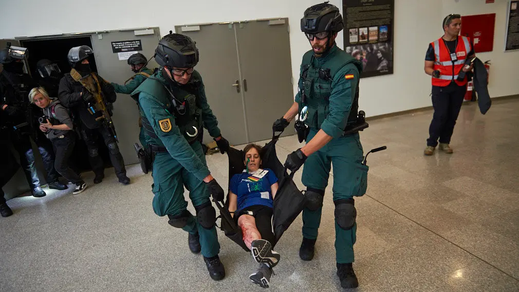Simulacro de atenci..n sanitaria de urgencia tras un asalto terrorista en la Biblioteca de Navarra, con miembros de Policia Municipal, Policia Foral y Guardia Civil. MIGUEL OS..S