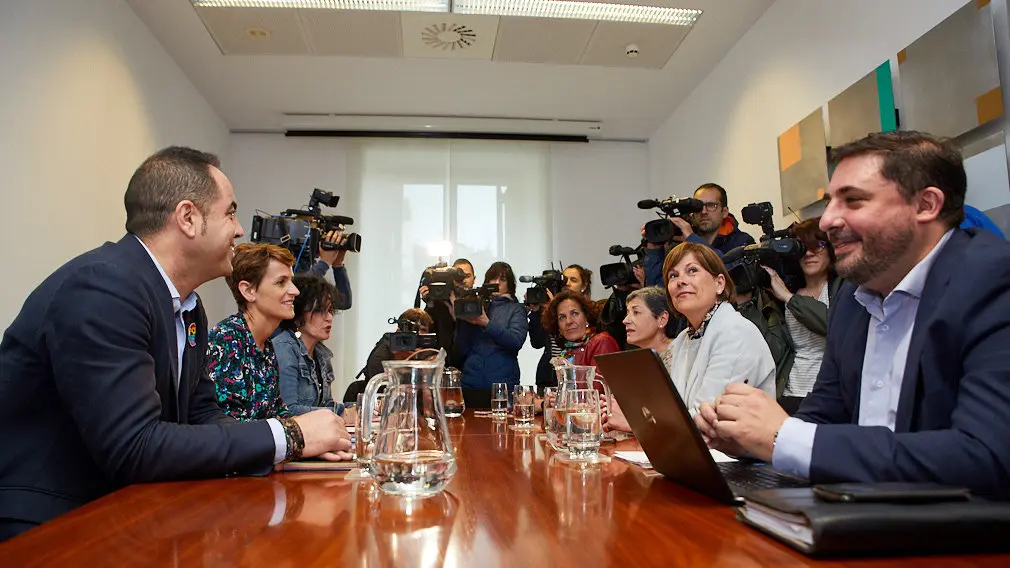 Reunión entre María Chivite (PSN) y Uxue Barkos (Geroa Bai) en el marco de la ronda de contactos que inicia la candidata socialista a la Presidencia del Gobierno de Navarra. IÑIGO ALZUGARAY