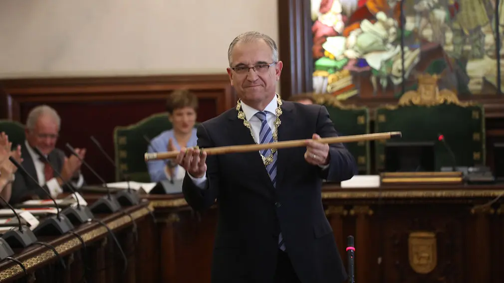 Nombramiento de Enrique Maya como alcalde de Pamplona tras la sesión de constitución del Ayuntamiento AYUNTAMIENTO DE PAMPLONA (2)