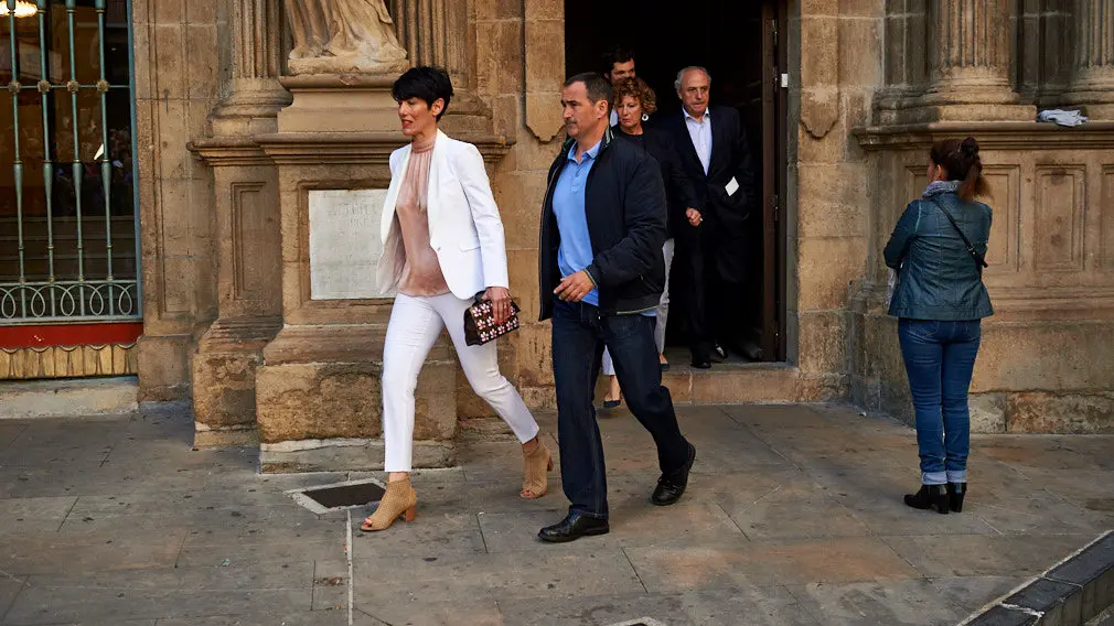 Los concejales de PSN a su salida del Ayuntamiento de Pamplona. MIGUEL OSES