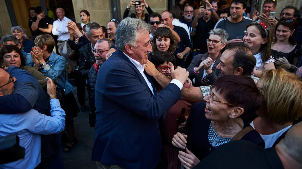 Joseba Asirón, Bildu, a su salida del Ayuntamiento de Pamplona. MIGUEL OSÉS