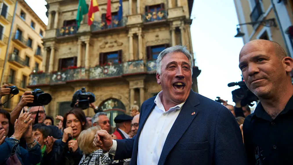Joseba Asirón, Bildu, a su salida del Ayuntamiento de Pamplona. MIGUEL OSÉS