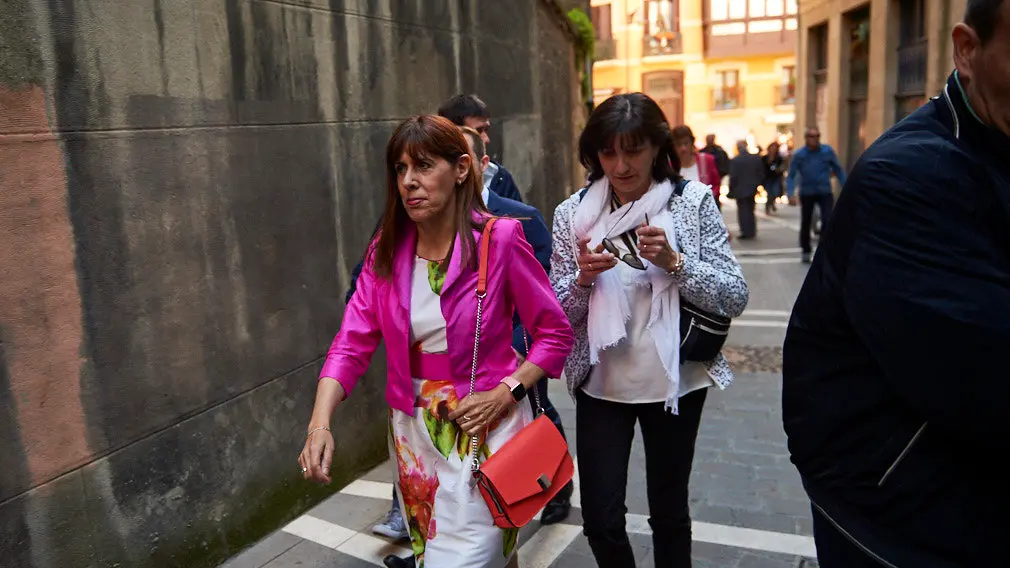 Maite Esporrín, concejala del PSN en el Ayuntamiento, por las calles de APmpolona tras el pleno del Ayuntamiento. MIGUEL OSÉS