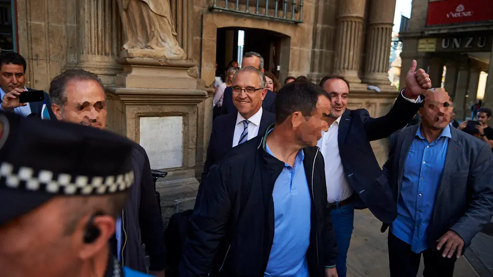 Enrique Maya, nuevo alcalde de Pamplona, sale del Ayuntamiento de Pamplona tras ser investido alcalde. MIGUEL OSÉS