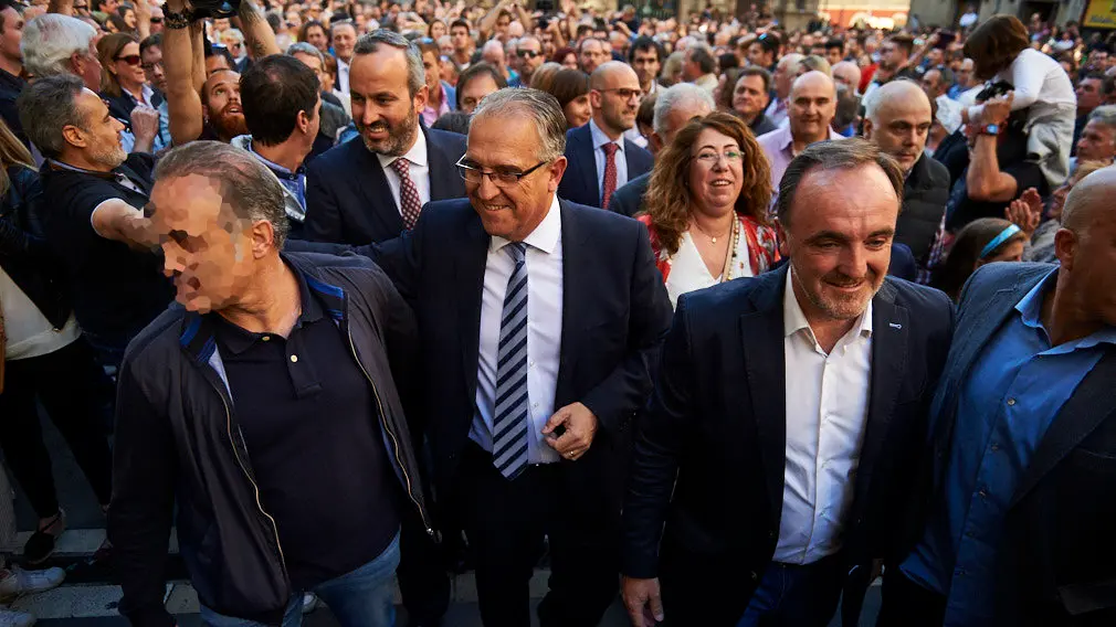 Enrique Maya, nuevo alcalde de Pamplona, sale del Ayuntamiento de Pamplona tras ser investido alcalde. MIGUEL OSÉS