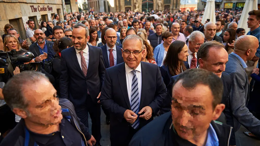Enrique Maya, nuevo alcalde de Pamplona, sale del Ayuntamiento de Pamplona tras ser investido alcalde. MIGUEL OSÉS