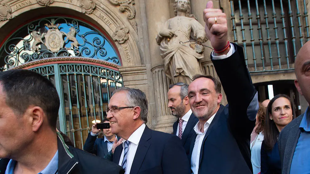 GRAFCAV5391. PAMPLONA (NAVARRA), 15/06/2019.- El alcalde de Pamplona, Enrique Maya (i), y el candidato de Navarra Suma al Gobierno de Navarra, Javier Esparza (d), salen del Ayuntamiento tras la formación del mismo. EFE/Iñaki Porto.