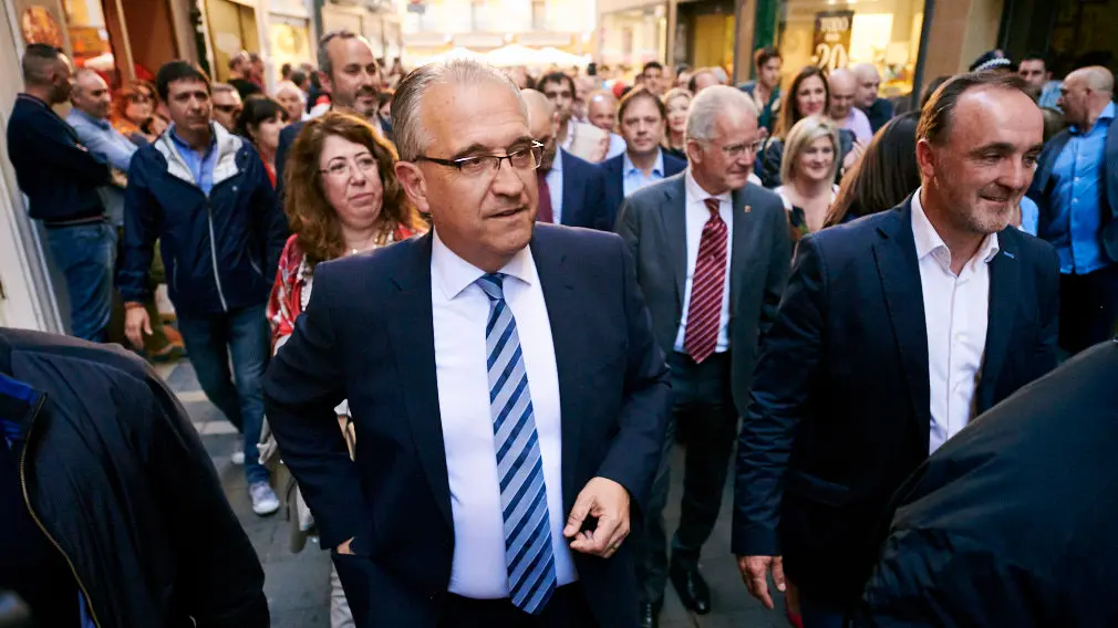Enrique Maya toma posesión como nuevo alcalde de Pamplona tras la salida de Joseba Asirón, de EH Bildu. PABLO LASAOSA 43