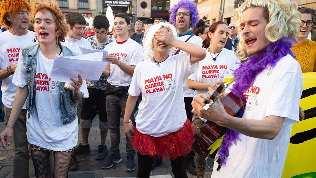GRAFCAV5389. PAMPLONA (NAVARRA), 15/06/2019.- Un grupo de personas se manifiestan en contra del alcalde Enrique Maya de Navarra Suma en la Plaza del Ayuntamiento tras la celebración del Pleno de constitución del mismo. EFE/Iñaki Porto.