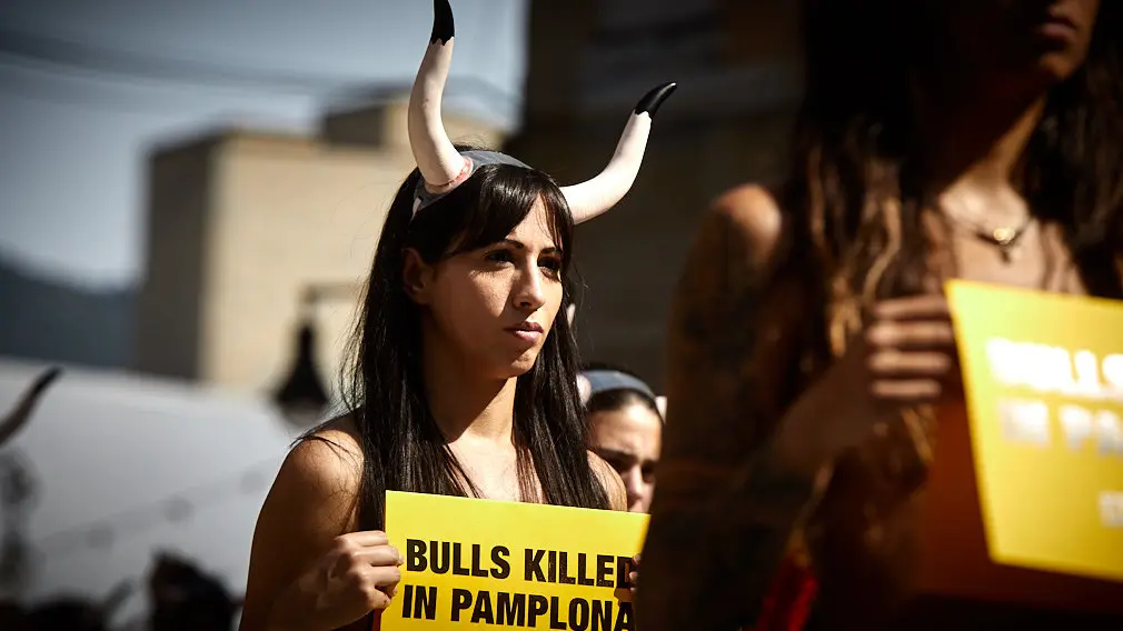 AnimaNaturalis y PETA realizan su tradicional protesta contra las corridas de toros en la víspera del inicio de las fiestas de San Fermín de 2019. IÑIGO ALZUGARAY