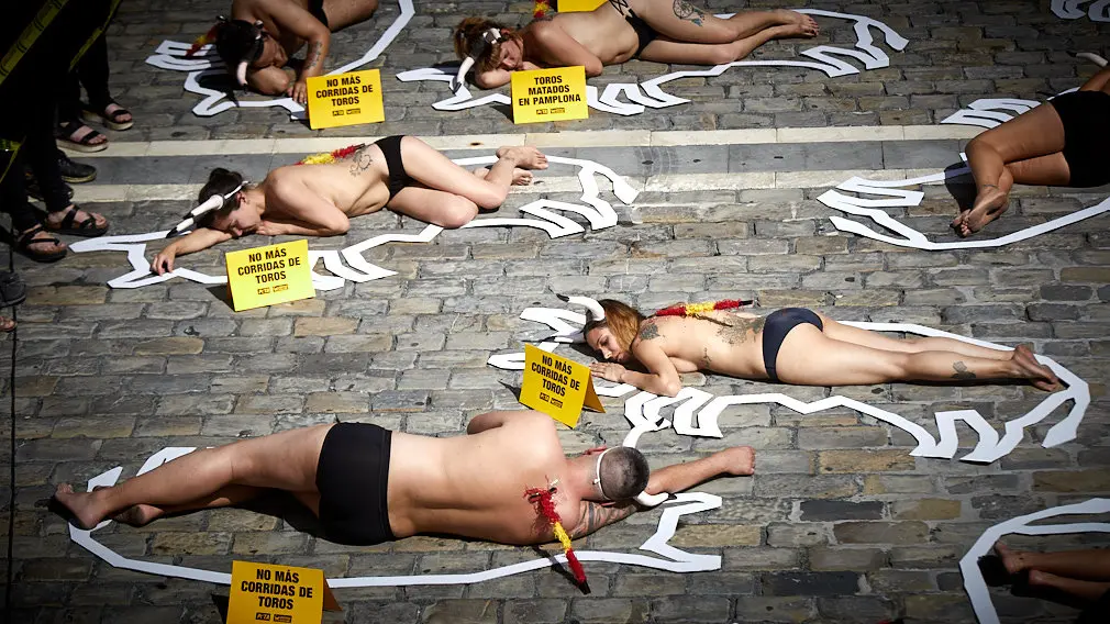 AnimaNaturalis y PETA realizan su tradicional protesta contra las corridas de toros en la víspera del inicio de las fiestas de San Fermín de 2019. IÑIGO ALZUGARAY