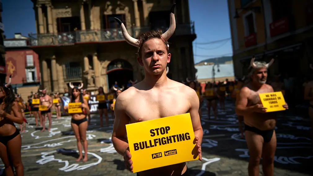 Protesta de AnimaNaturalis y PETA en contra de la tauromaquia en San Fermín. MIGUEL OSÉS