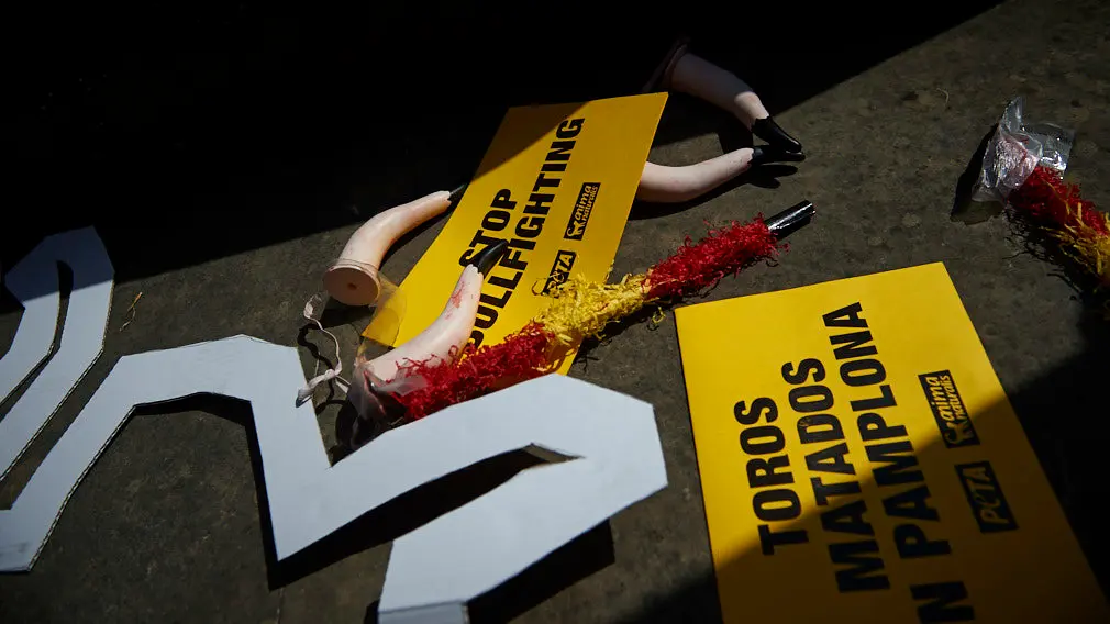 Protesta de AnimaNaturalis y PETA en contra de la tauromaquia en San Fermín. MIGUEL OSÉS