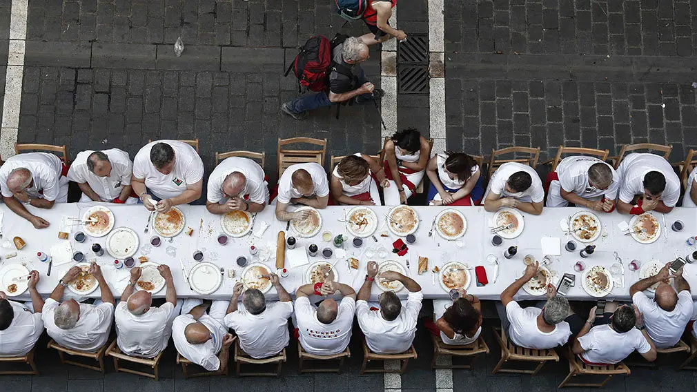 Almuerzo previo al lanzamiento del chupinazo que dará inicio a los Sanfermines. EFE