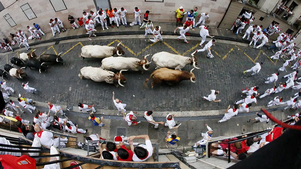 GR7019. PAMPLONA, 07/07/2019.- Los toros de la ganadería salmantina de Puerto de San Lorenzo, en la Cuesta de Santo Domingo, durante el primero de los encierros de estos Sanfermines 2019. EFE/Javier Lizón