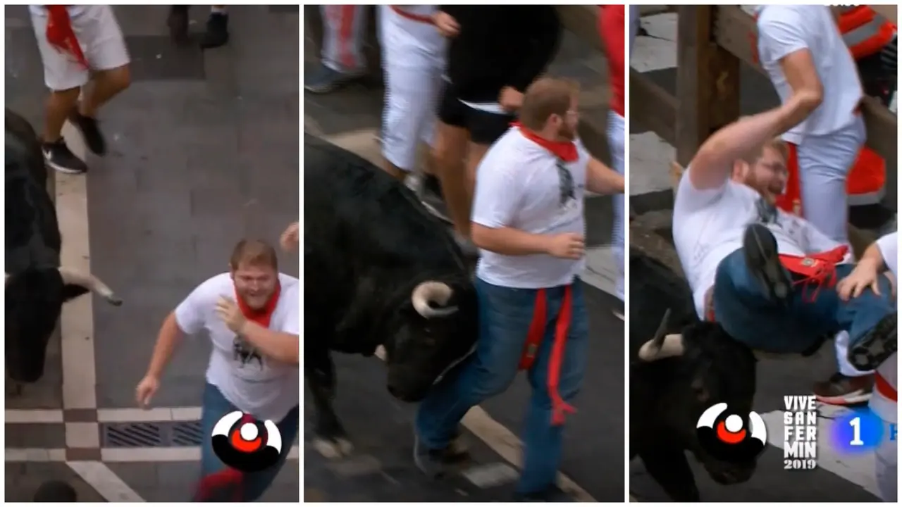 La cogida de un toro del Puerto de San Lorenzo a un mozo en el primer encierro de San Fermín 2019. TVE