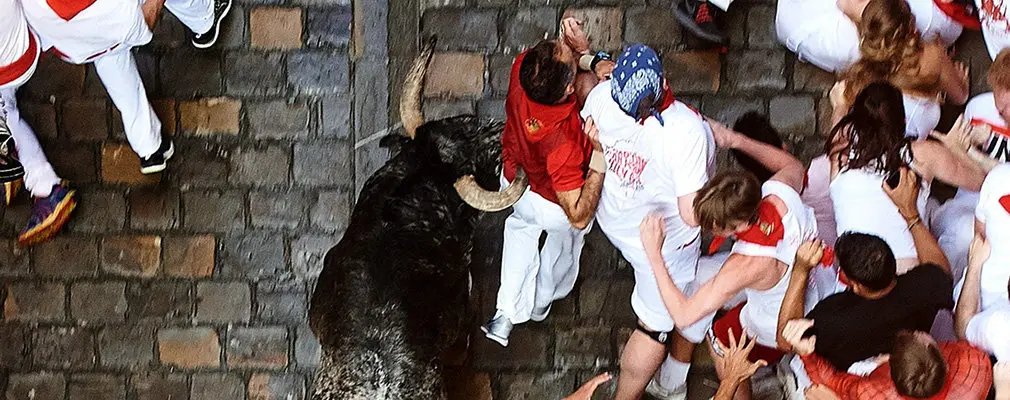 Los toros de la ganadería gaditana de Cebada Gago en el tramo final de la calle Estafeta durante el segundo encierro de los Sanfermines 2019. EFE/Daniel Fernández