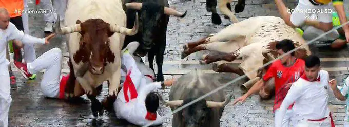 Caídas en el tercer encierro de Pamplona con toros de José Escolar