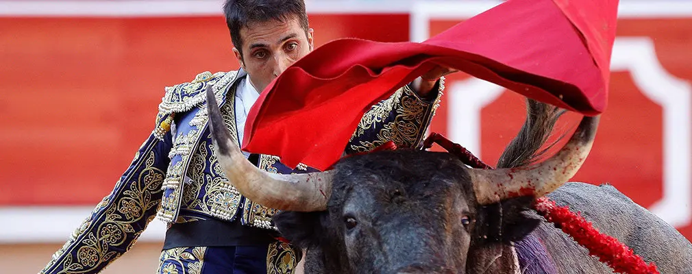 GRAF1741. PAMPLONA (NAVARRA), 09/07/2019.- El torero Javier Castaño durante la tercera corrida de la Feria del Toro, con reses de la ganadería José Escolar, de Lanzahíta (Ávila), en la que comparte cartel con los diestros Fernando Robleño y Pepe Moral, esta tarde en la plaza de toros de Pamplona. EFE/ Villar López