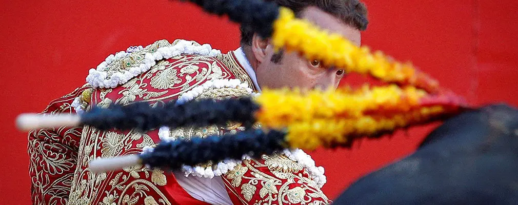GRAF2968. PAMPLONA, 11/07/2019.- El torero Antonio Ferrera, durante la lidia a su segundo toro de la tarde en la séptima de abono de la Feria del Toro de Pamplona para las fiestas de San Fermín 2019. EFE/Villar López