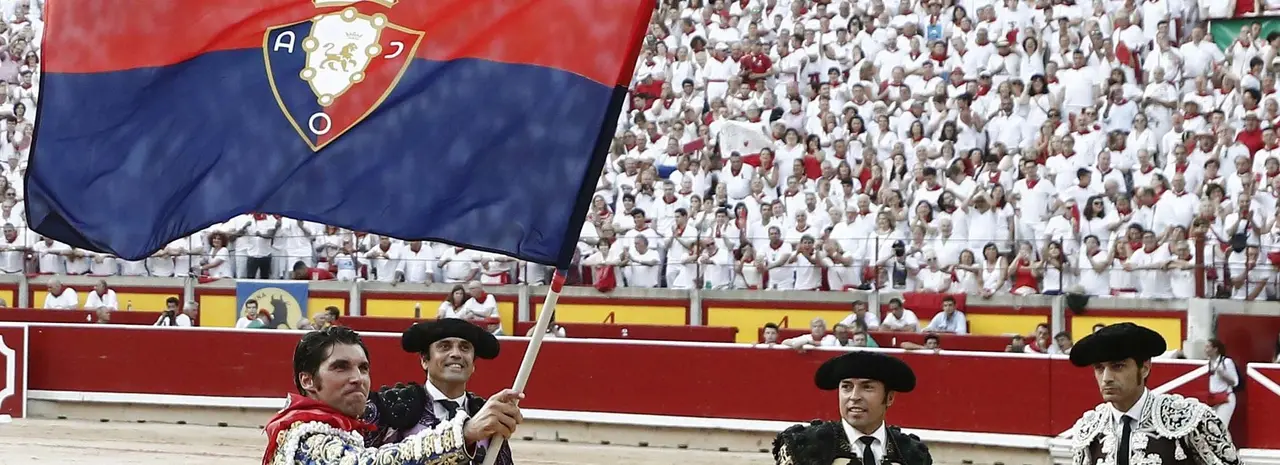 El torero Cayetano Rivera Ordoñez ondea una bandera del CD Osasuna a la finalización de su faena al segundo de su lote durante la corrida celebrada esta tarde en la plaza de toros de Pamplona, festejo de la Feria del Toro de los Sanfermines 2019, en la que ha compartido cartel con los diestros Miguel Angel Perera y Antonio Ferrera, lidiando reses de Nuñez del Cuvillo. EFE/Jesús Diges.