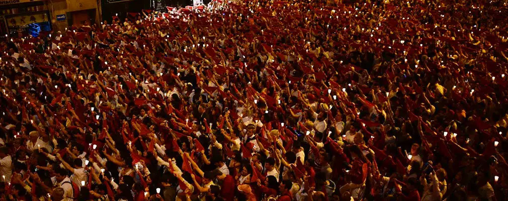 Miles de personas despiden los Sanfermines de 2019 entonando el Pobre de Mí en la Plaza del Ayuntamiento PABLO LASAOSA1