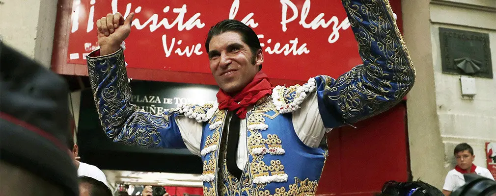 GRAF3423. PAMPLONA (NAVARRA), 12/07/2019. El torero Cayetano Rivera Ordo&ntilde;ez sale a hombros por la puerta grande de la Plaza de Toros de Pamplona tras cortar cuatro orejas durante la corrida celebrada esta tarde en el coso pamplonica, incluido en la Feria del Toro de los Sanfermines 2019, compartiendo cartel con los diestros Miguel Angel Perera y Antonio Ferrera, lidiando reses de Nu&ntilde;ez del Cuvillo. EFE/Jes&uacute;s Diges.