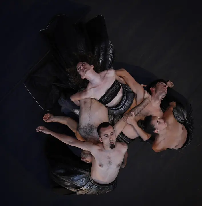 GRAF7339. PAMPLONA, 21/07/2019.- Los bailarines del espectáculo de danza 'Erritu' durante su actuación la pasada noche en el Castillo de Olite dentro del Festival de Teatro que acoge estos días esta localidad navarra. EFE/Villar López