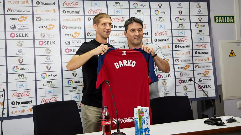 Presentación de Darko Brasanac como nuevo jugador de Osasuna en las instalaciones de Tajonar. IÑIGO ALZUGARAY