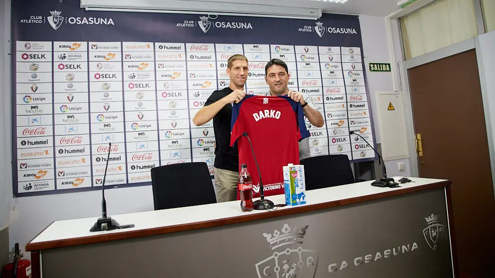 Presentación de Darko Brasanac como nuevo jugador de Osasuna en las instalaciones de Tajonar. IÑIGO ALZUGARAY