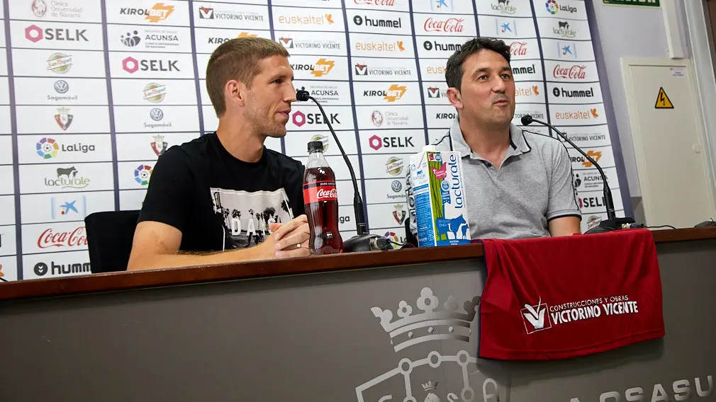 Presentación de Darko Brasanac como nuevo jugador de Osasuna en las instalaciones de Tajonar. IÑIGO ALZUGARAY