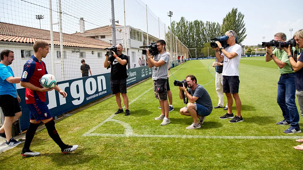Presentación de Darko Brasanac como nuevo jugador de Osasuna en las instalaciones de Tajonar. IÑIGO ALZUGARAY