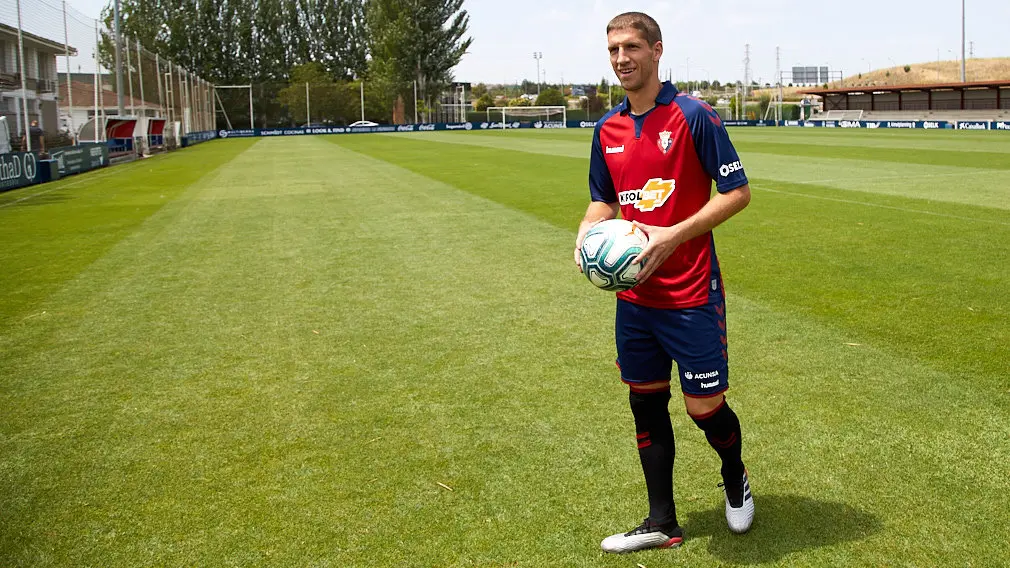 Presentación de Darko Brasanac como nuevo jugador de Osasuna en las instalaciones de Tajonar. IÑIGO ALZUGARAY