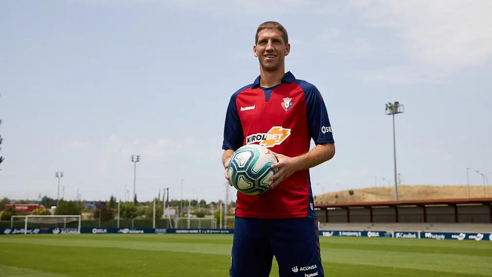 Presentación de Darko Brasanac como nuevo jugador de Osasuna en las instalaciones de Tajonar. IÑIGO ALZUGARAY