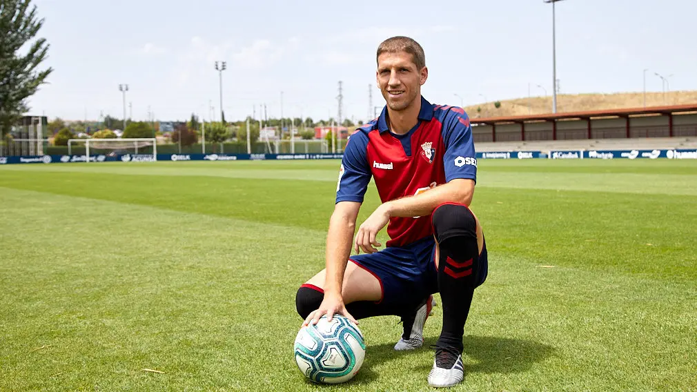 Presentación de Darko Brasanac como nuevo jugador de Osasuna en las instalaciones de Tajonar. IÑIGO ALZUGARAY