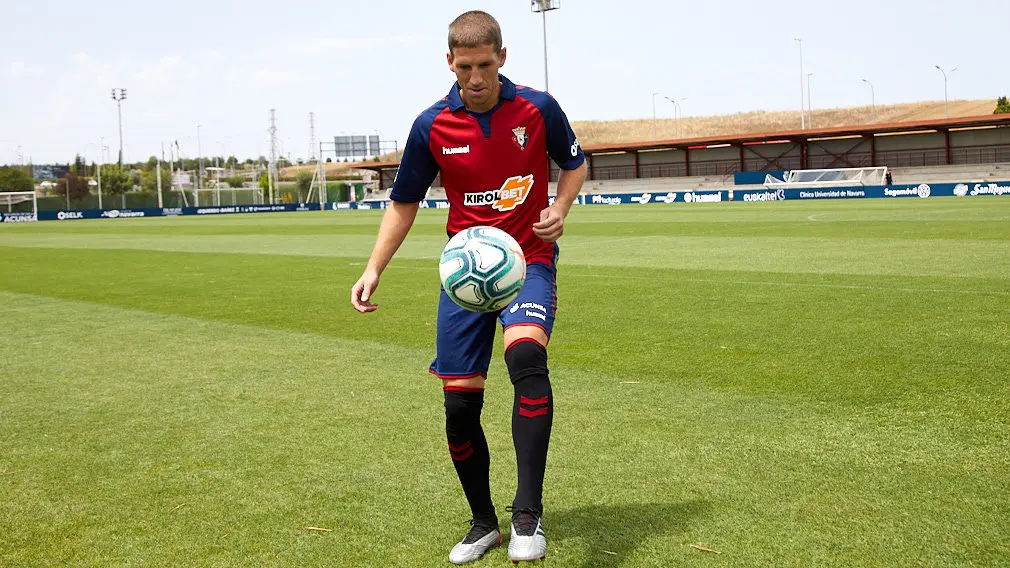 Presentación de Darko Brasanac como nuevo jugador de Osasuna en las instalaciones de Tajonar. IÑIGO ALZUGARAY
