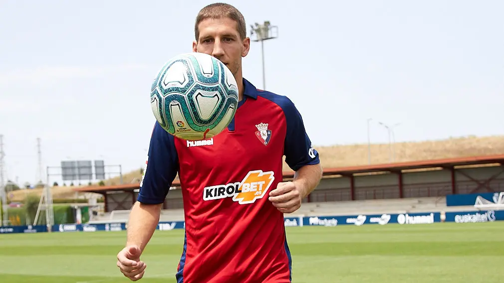 Presentación de Darko Brasanac como nuevo jugador de Osasuna en las instalaciones de Tajonar. IÑIGO ALZUGARAY