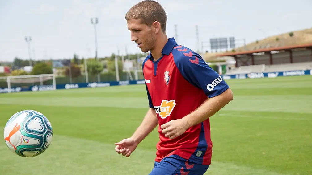 Presentación de Darko Brasanac como nuevo jugador de Osasuna en las instalaciones de Tajonar. IÑIGO ALZUGARAY