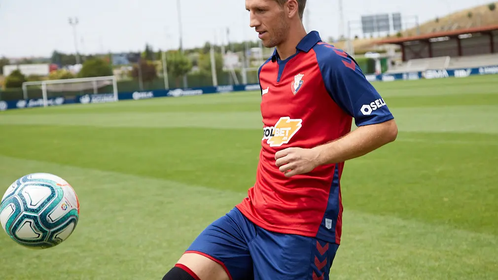 Presentación de Darko Brasanac como nuevo jugador de Osasuna en las instalaciones de Tajonar. IÑIGO ALZUGARAY