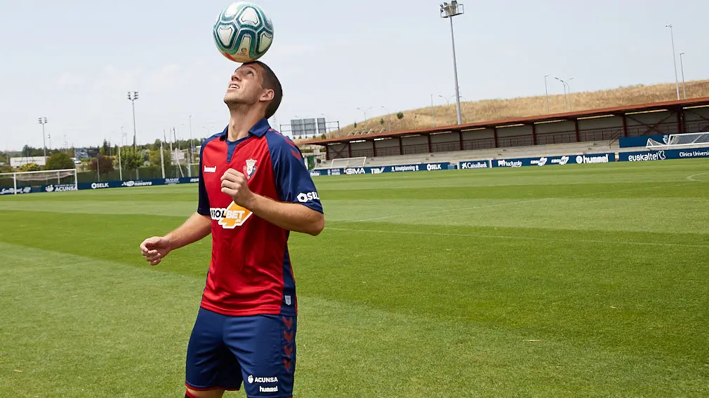 Presentación de Darko Brasanac como nuevo jugador de Osasuna en las instalaciones de Tajonar. IÑIGO ALZUGARAY