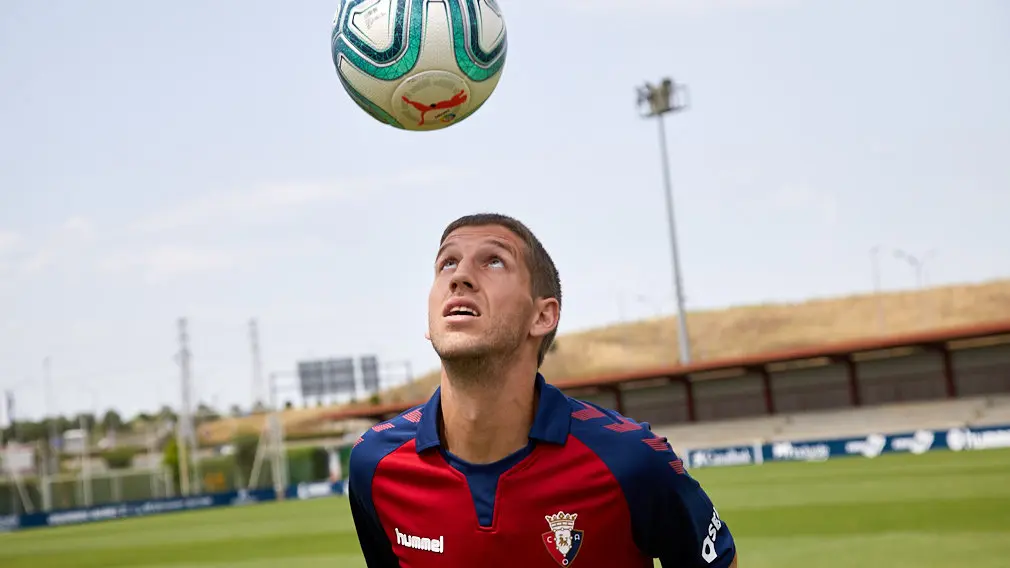 Presentación de Darko Brasanac como nuevo jugador de Osasuna en las instalaciones de Tajonar. IÑIGO ALZUGARAY