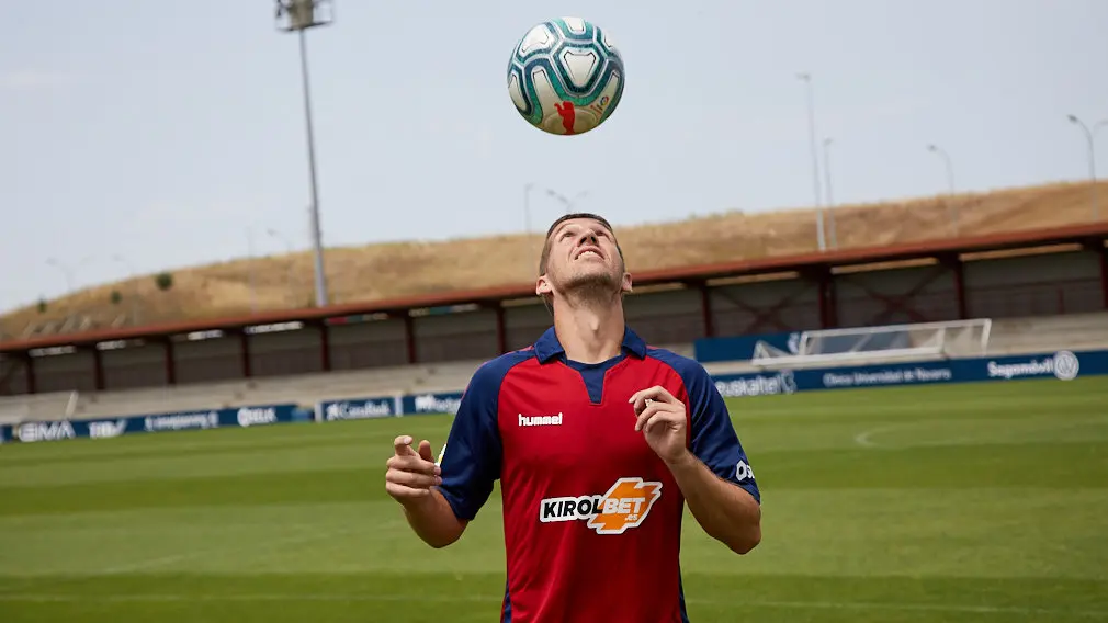 Presentación de Darko Brasanac como nuevo jugador de Osasuna en las instalaciones de Tajonar. IÑIGO ALZUGARAY