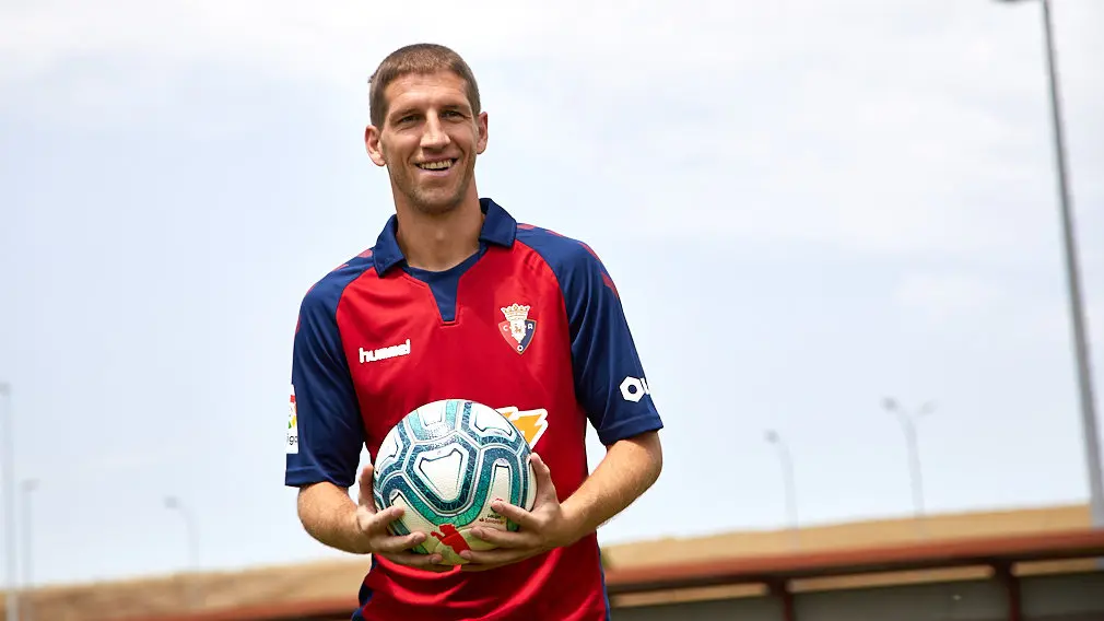 Presentación de Darko Brasanac como nuevo jugador de Osasuna en las instalaciones de Tajonar. IÑIGO ALZUGARAY