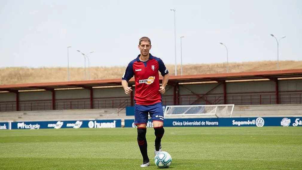 Presentación de Darko Brasanac como nuevo jugador de Osasuna en las instalaciones de Tajonar. IÑIGO ALZUGARAY