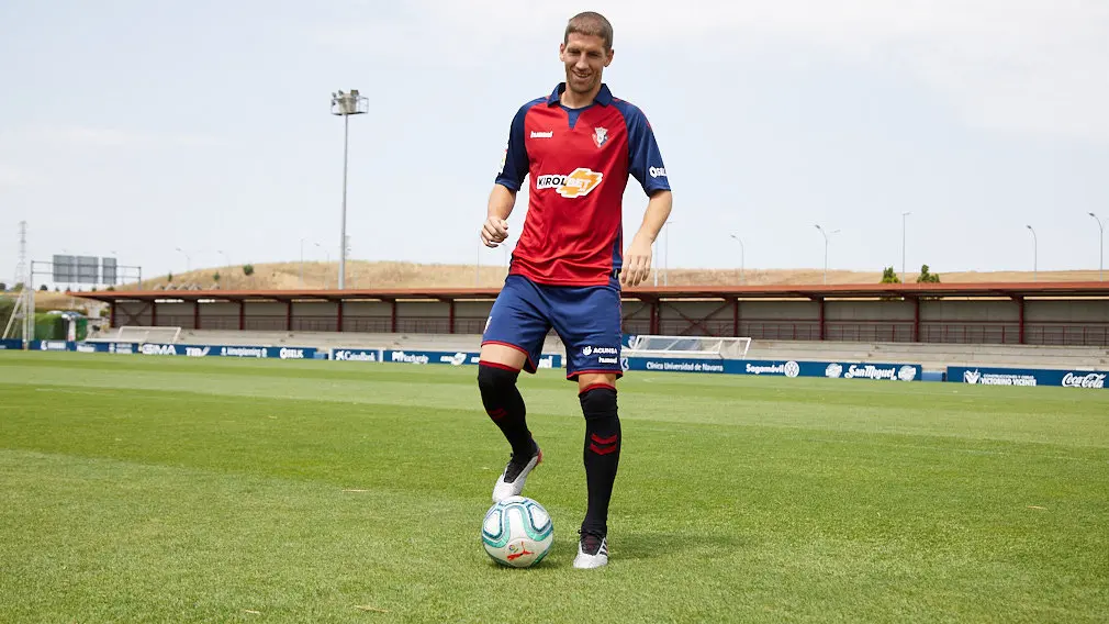 Presentación de Darko Brasanac como nuevo jugador de Osasuna en las instalaciones de Tajonar. IÑIGO ALZUGARAY