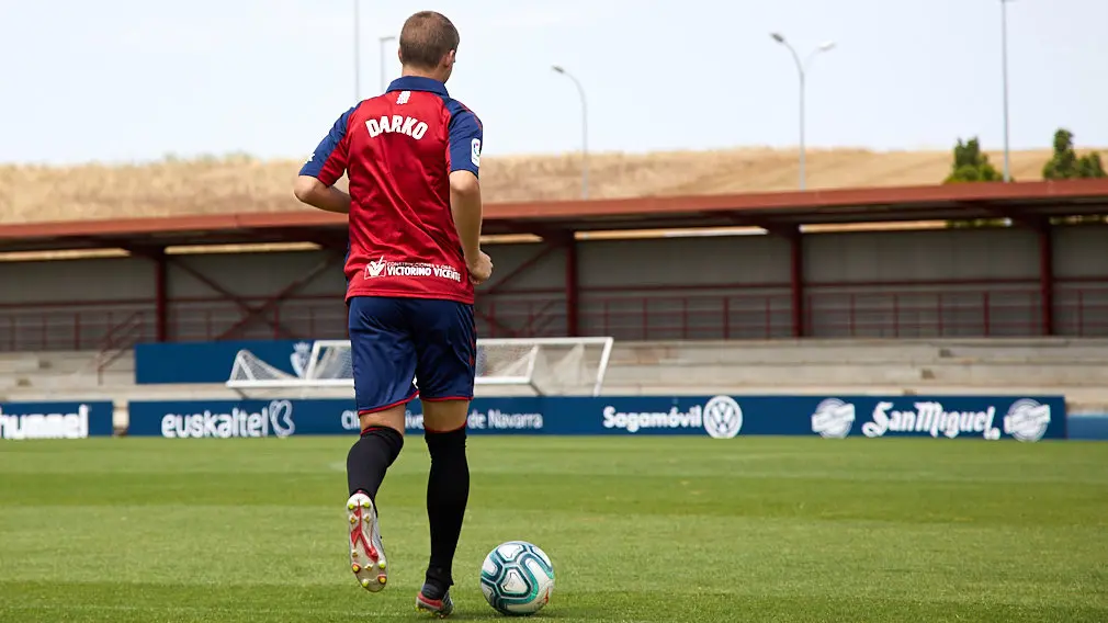 Presentación de Darko Brasanac como nuevo jugador de Osasuna en las instalaciones de Tajonar. IÑIGO ALZUGARAY