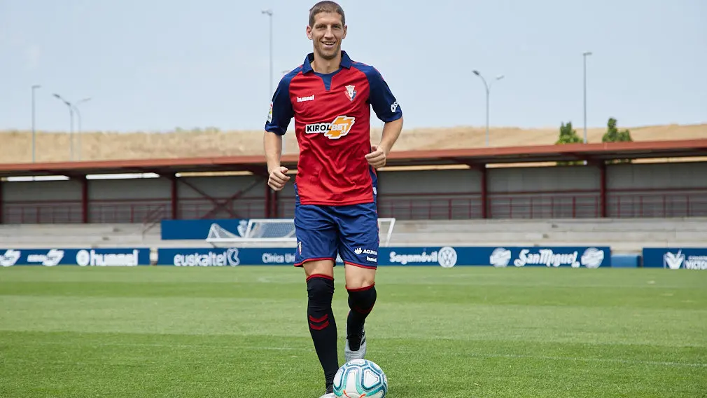 Presentación de Darko Brasanac como nuevo jugador de Osasuna en las instalaciones de Tajonar. IÑIGO ALZUGARAY